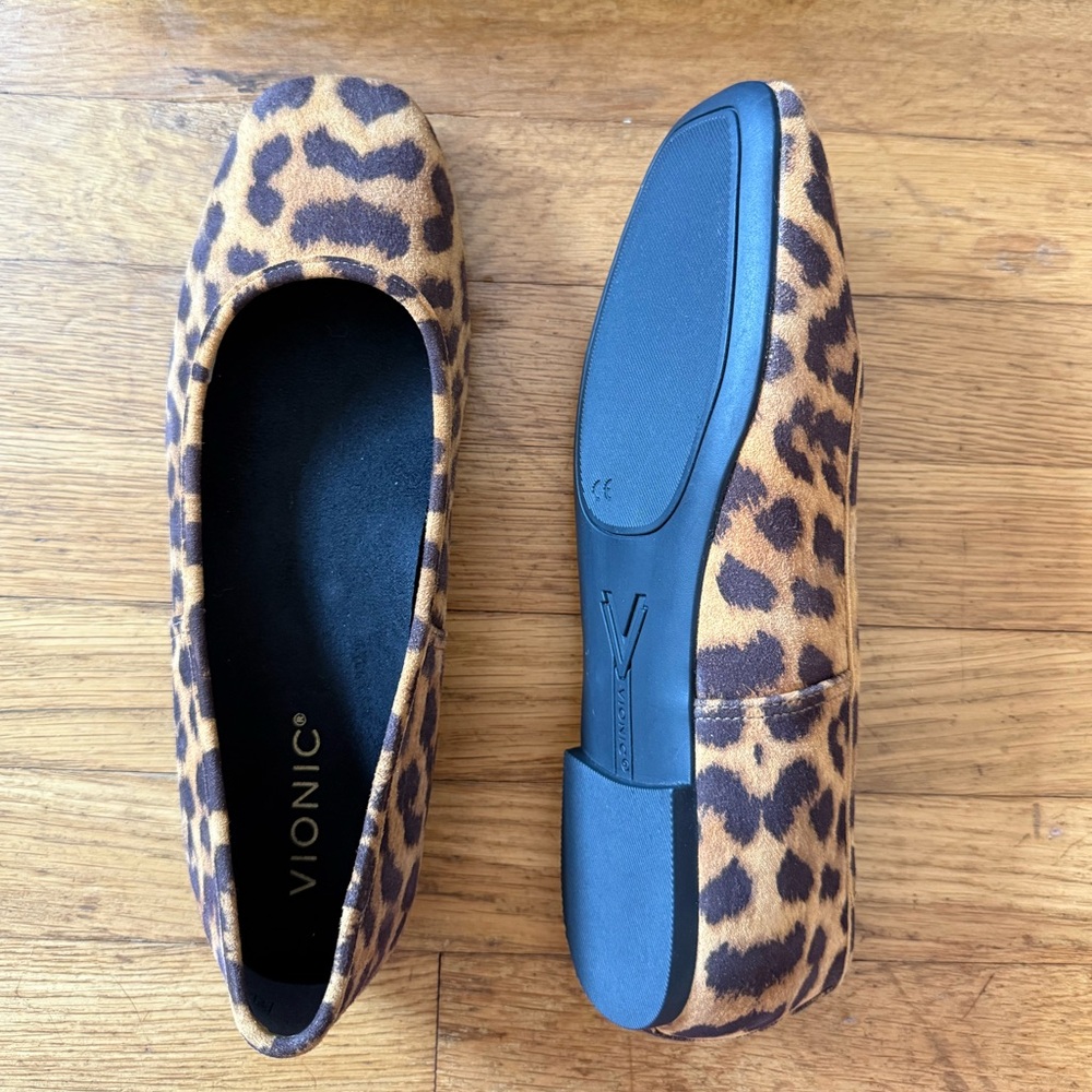 NWB Vionic Women's Animal Print Flats